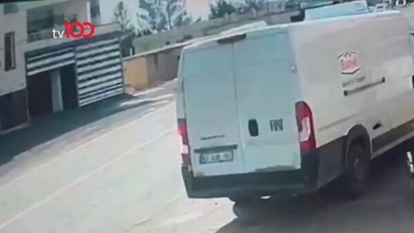 Akçakale’deki kazaya ilişkin TV100 videosundan yol ve araçların görüldüğü kare.