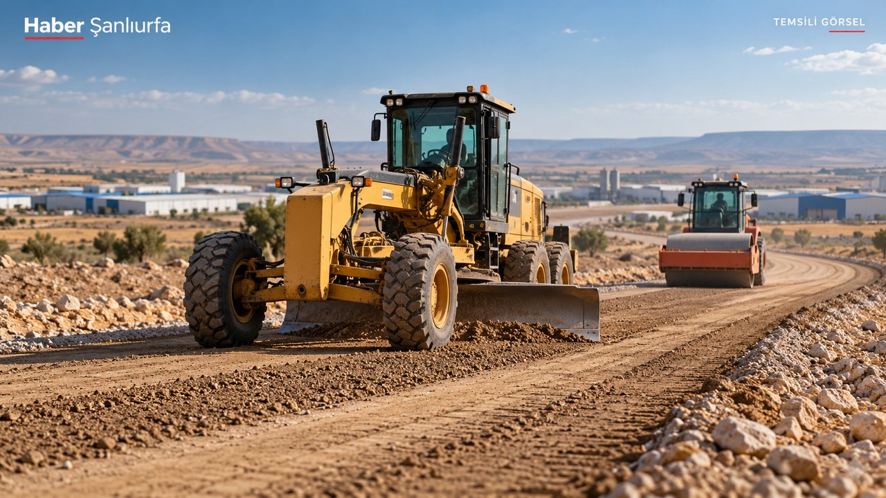 Sanayi bölgesi yakınındaki yol çalışmasını temsil eden iş makineleri